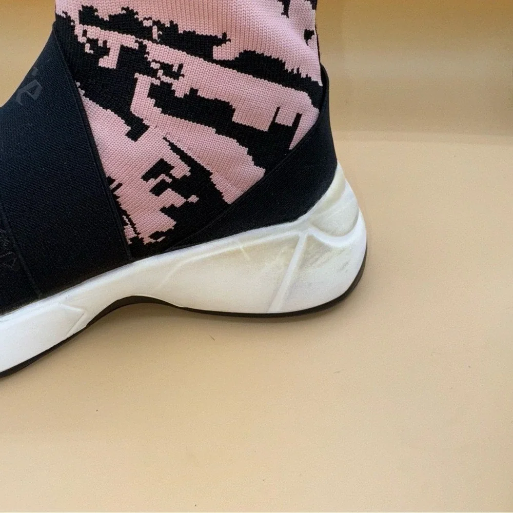 Juicy Couture Ariella‎ Pink and Black Knit Sneakers, Women's Size 9, VGUC